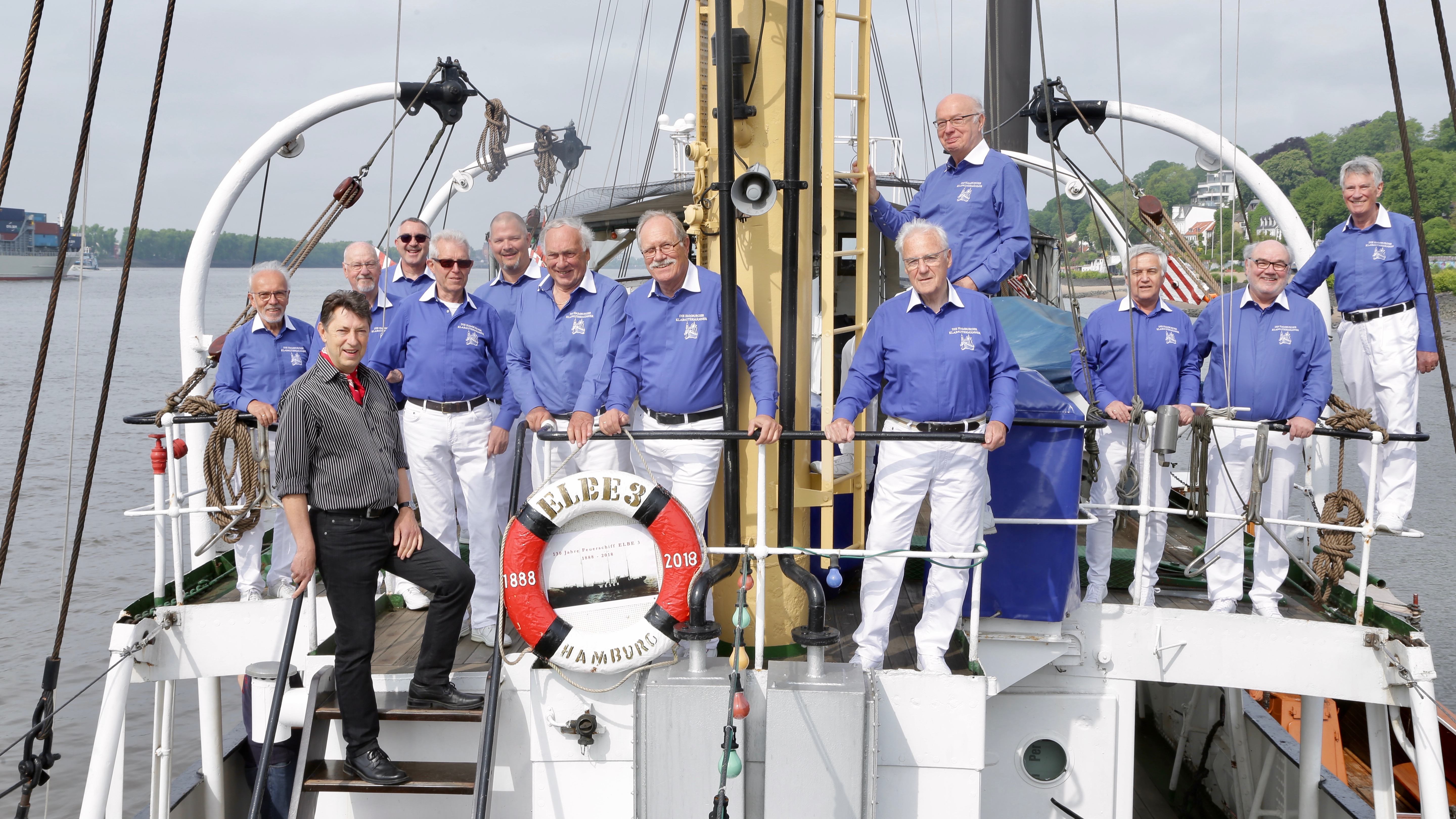 Gruppenfoto der Hamburger Klabautermänner an Bord des Feuerschiffs Elbe 3